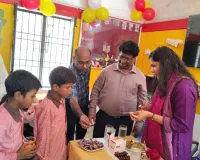 Shravasti News : राष्ट्रीय कृमि मुक्ति दिवस अभियान शुरू, डीएम ने बच्चों को खुद खिलाई एल्बेंडाजोल की दवा