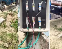 Shravasti News : ट्रांसफार्मर से सीधे ई-रिक्शा चार्ज, दिनदहाड़े बिजली चोरी; जान जोखिम में