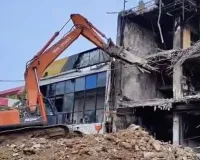 LDA Bulldozer Action : सुप्रीम कोर्ट की सख्ती के बाद LDA का एक्शन, अलीगंज में 51 अवैध भवनों पर चलेगा बुलडोजर