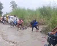 Raebareli News: सिंचाई विभाग के दावों की खुली पोल, माइनर की पटरी कटने से सड़क बनी दरिया, कई बीघे फसल जलमग्न