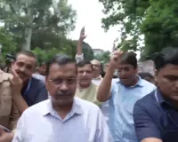 E-20 पेट्रोल पर सियासी संग्राम : PM आवास मार्च के दौरान केजरीवाल को पुलिस ने रोका, समर्थकों संग धरने पर बैठे