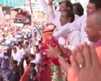 मेरठ पहुंचे सीएम योगी,  श्रद्धालुओं और कांवड़ यात्रियों पर पुष्पवर्षा
