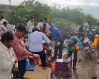 डंपिंग यार्ड में फेंकी चॉकलेट के लिए लूट,  कचरे से बीनकर घर ले गए लोग, वीडियो वायरल