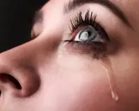 आंसू कमजोरी नहीं! रोने से शरीर और मन को मिलते हैं ये हैरान करने वाले फायदे