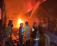 Moradabad News: आधी रात मोमबत्ती फैक्ट्री में भड़की भीषण आग, सुबह तक धधकती रहीं लपटें; DM-SP ने संभाला मोर्चा