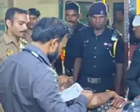 Hardoi Crime News: बुजुर्ग को चाकू मारकर भाग रहा था हमलावर, हाईवे पर खुद हुआ हादसे का शिकार; लखनऊ रेफर