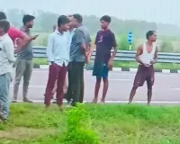 Hardoi Road Accident: गंगा एक्सप्रेसवे पर श्रद्धालुओं की कार पलटी, चालक सम्पत की मौत; छह घायल