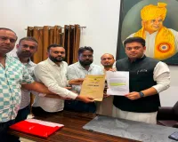 शिक्षक भर्ती के अभ्यर्थियों ने बेसिक शिक्षा मंत्री संदीप सिंह से की मुलाकात, सौंपा ज्ञापन