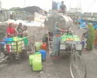 कानपुर में पानी के लिए हाहाकार! जूही में घरों तक पहुंच रहा काला पानी, ठेले-साइकिल से पानी ढो रहे लोग
