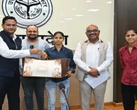 श्रीलंका में चमकी कानपुर की बेटी प्रियांशी : 4 मैच में 6 विकेट लेकर भारत को दिलाया टी-20 डेफ सीरीज का खिताब, डीएम ने किया सम्मानित