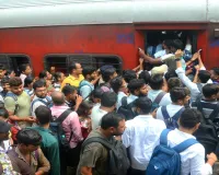 UPSSSC परीक्षा के बाद कानपुर सेंट्रल पर उमड़ा सैलाब, AC कोचों तक परीक्षार्थियों का कब्जा; बस अड्डे पर भी पैर रखने की जगह नहीं