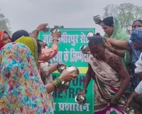 कानपुर में अनोखा विरोध : 4 साल से खोदी जूही-हमीरपुर रोड बनी ‘नरक’,नाराज महिलाएं ने लोटे से मेट्रो बोर्ड का किया जलाभिषेक, कहा- अब तो सड़क बनाओ!