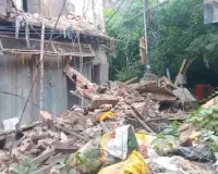 कानपुर में भारी बारिश बनी मुसीबत, भरभराकर गिरा जर्जर मकान