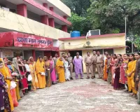  Lucknow News : ड्यूटी पर तैनात ‘भाइयों’ की कलाई पर सजी राखी, एकल ग्रुप की बहनों ने पुलिसकर्मियों संग मनाया रक्षाबंधन