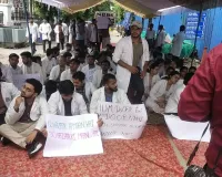 12 हजार में नहीं चलेगा काम!  KGMU में डॉक्टरों ने उठाई स्टाइपेंड बढ़ाने की मांग
