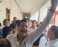 मोहनलालगंज की रजिस्ट्रियां सदर तहसील में कराने के फैसले पर भड़के अधिवक्ता, रजिस्ट्री कार्यालय कराया बंद