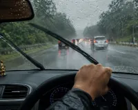 मानसून में कार चला रहे हैं?ये 8 गलतियां पड़ सकती हैं भारी, बारिश में निकलने से पहले जरूर चेक करें ये चीजें