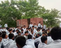 Shravasti News: खाने में कीड़े मिलने से भड़के नवोदय के छात्र, भूख हड़ताल पर बैठे; हॉस्टल में लगाया ताला