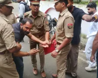 Pilibhit News : हाथ के ऑपरेशन से महिला की मौत! कलेक्ट्रेट पर आत्मदाह करने पहुंचा परिवार, पुलिस से नोकझोंक 