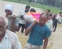 Pratapgarh News:  प्रशासनिक उपेक्षा पर भारी पड़ा अपनों का दर्द ! उफनाती नदी के बीच जलमग्न पुल से निकली शव यात्रा, देखें वीडियो