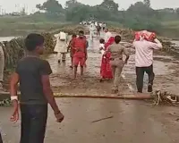 Prayagraj Flood : बेलन नदी का रौद्र रूप! पुल के ज्वाइंट में आया गैप, यूपी-MP का संपर्क टूटा; आवागमन बंद