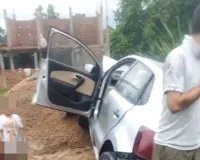 Raebareli News: फ्लाईओवर पर अचानक बेकाबू हुई कार, नीचे जा गिरी! महिला डॉक्टर और दो बच्चे गंभीर घायल