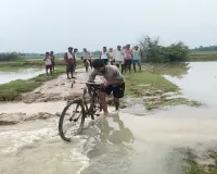 Raebareli New : पानी के तेज बहाव से बह गया रास्ता, जान जोखिम में डाल स्कूल जा रहे बच्चे; ग्रामीणों ने लगाई गुहार