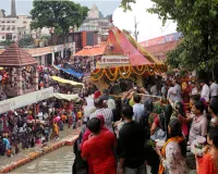 Sawan Last Somwar: काशी से लेकर प्रयागराज तक हुआ शिवमय, महादेव के दर्शन को उमड़ा आस्था का सैलाब