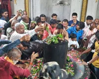 Sawan Somwar:  गोंडा के बाबा दुखहरण नाथ मंदिर में भोर से लगी कतार, हर-हर महादेव से गूंजे मंदिर
