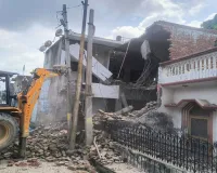 Shahjahanpur News : गौतम मौर्य हत्याकांड के आरोपी समीर और उसके चाचा के मकान पर चला बुलडोजर 