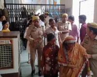 Shahjahanpur News : शाहजहांपुर कलेक्ट्रेट में आत्मदाह करने पहुंचा पूरा परिवार! डीएम के सुरक्षा गार्डों ने कैसे रोका बड़ा हादसा 
