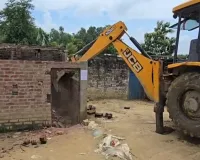 Shravasti News : इकौना में तालाब की जमीन पर गरजा बुलडोजर, 9 कब्जाधारियों के अवैध निर्माण जमींदोज, जानें पूरा मामला