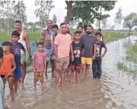 Shravasti floods: बारिश और नहर के पानी से अमरहवा गांव जलमग्न, कब्रिस्तान भी डूबा, ग्रामीणों ने बयां दिया दर्द