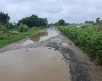 Shravasti News: गड्ढों में गुम हो गई सड़क! कानीबोझी-भिनगा मार्ग पर चलना भी मुश्किल, बारिश में बना ‘तालाब’