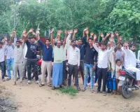 दो महीने से नेटवर्क गायब! टावर के सामने उतरे सैकड़ों उपभोक्ता, बोले- महंगा रिचार्ज फिर भी नहीं मिल रही सुविधा