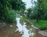 Shravasti News: बारिश ने खोली सड़क की पोल, गड्ढों में तब्दील अकबरपुर-केशवापुर मार्ग बना ‘नाला’