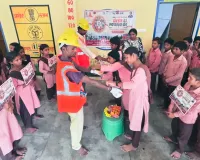 रक्षाबंधन पर अनोखी पहल: छात्राओं ने सफाई कर्मियों को बांधी राखी, तिलक कर जताया सम्मान