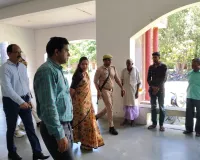 Shravasti News: डीएम के अचानक निरीक्षण से कलेक्ट्रेट में मचा हड़कंप, अनुपस्थित मिले तो होगी कड़ी कार्रवाई