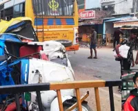 Shahjahanpur News : शाहजहांपुर के सिंधौली में तेज रफ्तार बस ने दो ई-रिक्शा कुचले, एक व्यक्ति की मौत-दो की हालत गंभीर 
