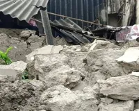 सीतापुर में बारिश बनी आफत! भरभराकर गिरी कच्चे मकान की दीवार, मलबे में दबकर किशोर घायल