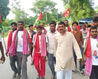 बहराइच से लखनऊ पैदल यात्रा पर सपा कार्यकर्ता :  मिशन 2027 के लिए महसी में हुआ स्वागत; अंगवस्त्र पहनाकर अभिनंदन