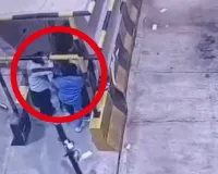 सुल्तानपुर में टोल कर्मी की पिटाई का वीडियो वायरल, बूथ में घुसकरकी मारपीट; 4 टीमें तलाश में जुटीं