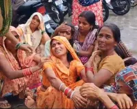 Unnao News: बारिश के बीच कच्चा मकान ढहा, दादा-पोते की मौत; मलबे में दबने से गई जान