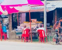 श्रावस्ती :  सड़क किनारे सजे हैं मिठाइयों के स्टॉल, खुले में बेची जा रही मिठाइयां