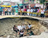 बारिश में धंसी सड़क तो गड्ढे में बैठ गए सपा विधायक! कानपुर के जाजमऊ में मोहम्मद हसन रूमी का अनोखा प्रदर्शन