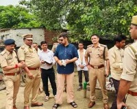 हरदोई : बाढ़ प्रभावित गांवों में पहुंचे डीएम-एसपी, ग्रामीणों को बांटी राहत सामग्री 