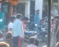 Shravasti News: महिलाओं से मारपीट का वीडियो वायरल, तीन युवकों पर डंडों से हमला करने का आरोप; पुलिस जांच में जुटी