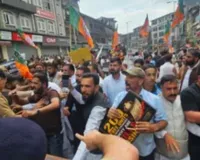 Srinagar: भाजपा कार्यालय की ओर बढ़ रहे नेकां कार्यकर्ताओं को पुलिस ने रोका, राज्य का दर्जा बहाल करने की मांग
