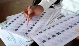 SIR : बाराबंकी में पुरानी मतदाता सूची में कमियों से मतदाता परेशान, प्रपत्र भरने में आ रहीं दिक्कतें 