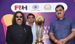 FIH Hockey Men's Junior World Cup:  चमचमाती ट्रॉफी के दीदार के लिए उमड़ी खेल प्रेमियों की भीड़, ट्रॉफी के साथ खिलाड़ियों ने ली सेल्फी